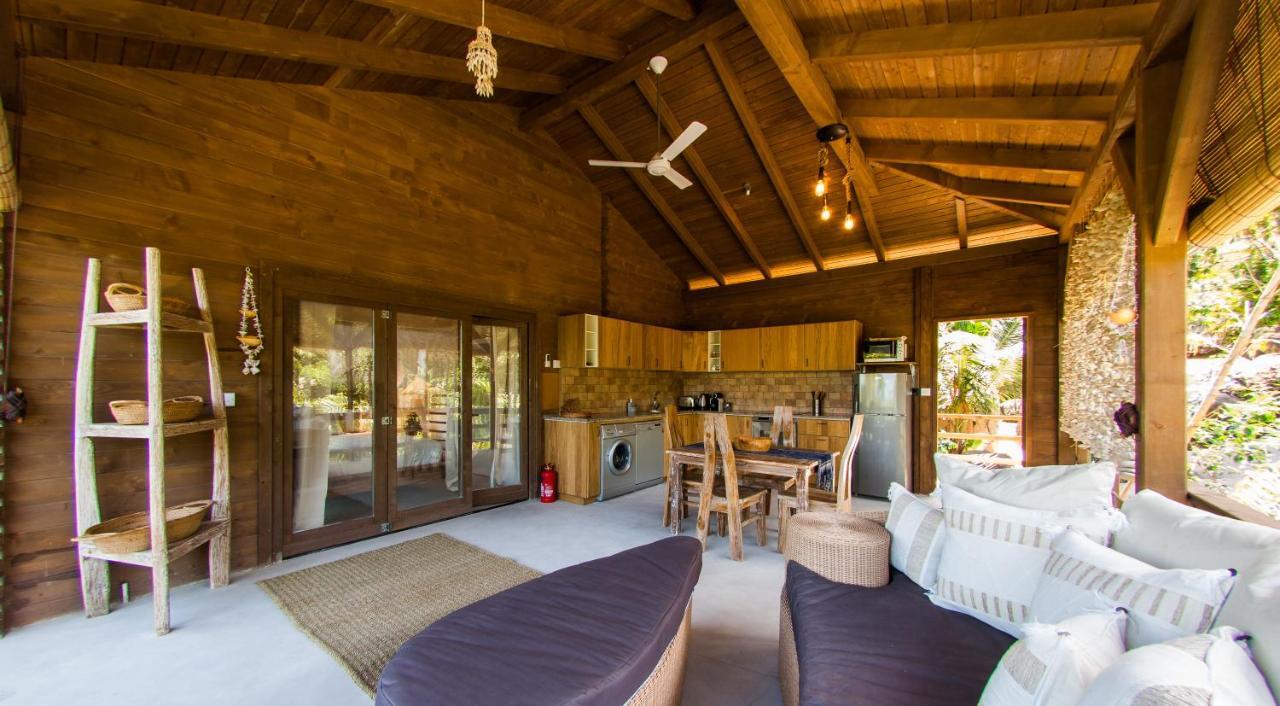 La Pointe Huts * Baie Sainte Anne